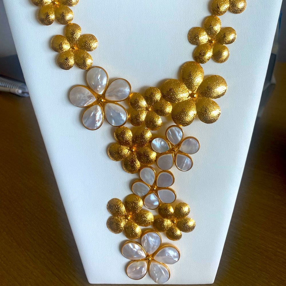 Mother of pearl super fashion oversized necklace!